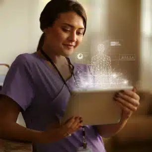 Kvindelig kliniker kigger på en tablet med data.
